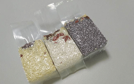 真空包裝袋為增加其性能通常采用多種材質復合而成，常見的復合方法有：干法復合、擠出復合、共擠出復合、無溶劑復合、涂布復合、蒸鍍復合、熱熔膠復合等。其中干法復合是國內復合真空包裝袋材料生產中應用較為廣泛的，那么，真空包裝袋為什么大多采用干法復合？